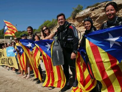 Alrededor de 70 personas, entre ellos 20 submarinistas, ensayaron ayer la cadena por la independencia en L’Ametlla de Mar.