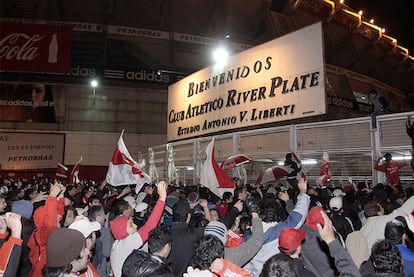 Los hinchas del River se manifiestan a las puertas del Monumental.