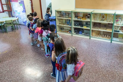 Varios alumnos del Colegio San Lucas y María de Toledo, este lunes, en el primer día de clase. 