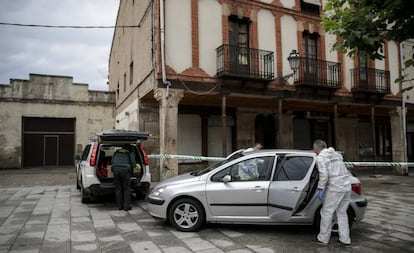 Agentes de criminalística de la Guardia Civil frente a la casa acordonada de la víctima de violencia machista Monika Asenova en la Plaza Mayor de Salas de los Infantes, en Burgos.