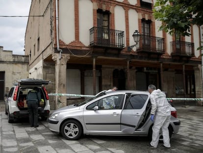 Agentes de criminalística de la Guardia Civil frente a la casa acordonada de la víctima de violencia machista Monika Asenova en la Plaza Mayor de Salas de los Infantes, en Burgos.