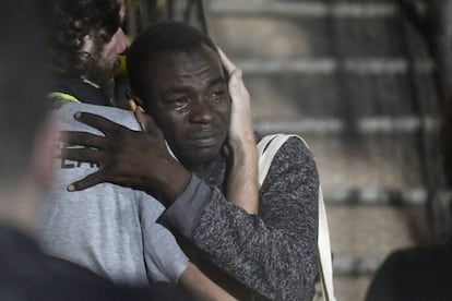 Un inmigrante llora mientras se abraza a un tripulante del 'Open Arms' antes de desembarcar.