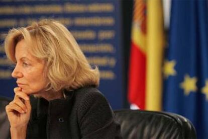 La ministra de Sanidad, Elena Salgado, tras el Consejo de Ministros de ayer que aprobó la investigación con embriones.