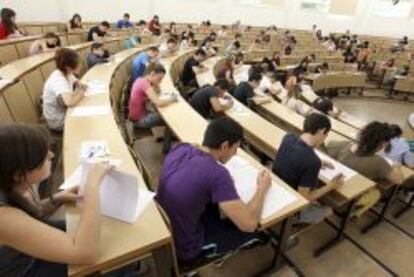 Estudiantes realizando las pruebas de acceso a la Universidad