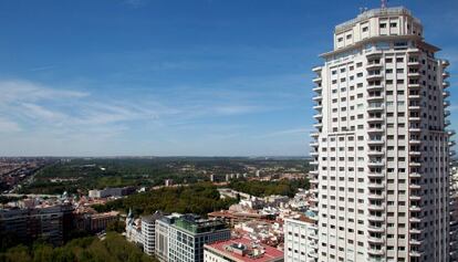 Torre de Madrid en la capital de España, que alberga un futuro hotel de Barceló, incluido en la operación.