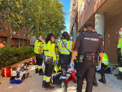 Efectivos del Samur y de la Policía Nacional atienden a la víctima de Puente de Vallecas, esta tarde.