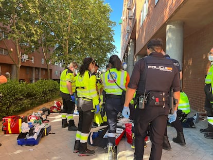 Efectivos del Samur y de la Policía Nacional atienden a la víctima de Puente de Vallecas, esta tarde.