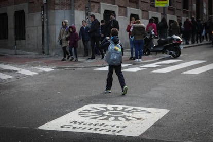 Varios niños acuden a un colegio situado en el interior del área de Madrid Central, este miércoles.