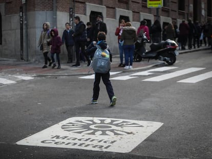 Varios niños acuden a un colegio situado en el interior del área de Madrid Central, este miércoles.