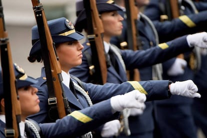 Miembros del Ejército del Aire durante el desfile de las Fuerzas Armadas este viernes en Madrid.