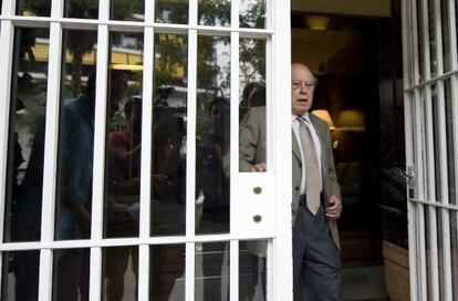Jordi Pujol sale de su residencia en Barcelona.