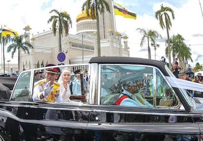 Abdul Mateen y Anisha Isa Kalebic desfilaban el domingo por las calles de Bandar Seri Begawan (Brunéi).