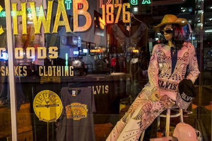 La sombra de Elvis Presley es infinita en Memphis, incluso en la llamada 'calle del blues'. En la imagen, escaparate de A. Schwab Store (<a href="https://a-schwab.com/" target="_blank">a-schwab.com</a>), una tienda ya presente en la antigua Beale Street desde 1876.