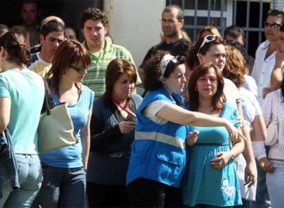 Familiares y amigos de los cuatro fallecidos de Brenes, atendidos por psicólogos, ayer en el Instituto Anatómico Forense de Sevilla.