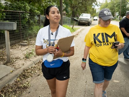 Kimberly Mata-Rubio hace campaña en Uvalde, Texas, el 21 de octubre 2023.