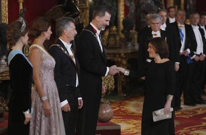 Los reyes Felipe y Letizia junto al presidente del Argentina, Mauricio Macri y su esposa, Juliana Awada, saludan a la vicepresidenta del Gobierno, Soraya Sáenz de Santamaría a su llegada a la cena de gala.