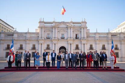 Fotografía oficial del gabinete de ministros del Gobierno de Gabriel Boric, el 11 de marzo de 2023, frente al palacio de La Moneda. SANTIAGO DE CHILE, 25 DE ABRIL DE 2023. - Ante los múltiples cambios que ha sufrido el gabinete de ministros de Gabriel Boric, los elogios ante la primera versión, integrada mayoritariamente por mujeres, han sido apagados. Con los primeros ajustes pasó a ser paritario y, con los cambios más recientes, a ser mayoritariamente masculino.