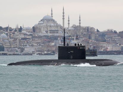 El submarino ruso Rostov-del-Don frente a la mezquita de Süleymaniye (Estambul) en su travesía hacia el mar Negro el pasado 13 de febrero.