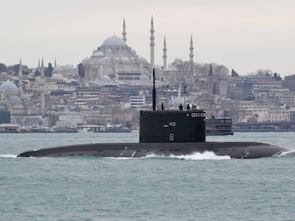 El submarino ruso Rostov-del-Don frente a la mezquita de Süleymaniye (Estambul) en su travesía hacia el mar Negro el pasado 13 de febrero.