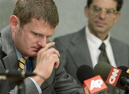 El ciclista estadounidense Floyd Landis ( i) , durante una rueda de prensa en Los Ángeles, acompañado por su asesor científico, el doctpo Arnie Baker, sobre su positivo en analisis de dopaje en el Tour de Francia 2006.