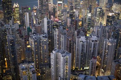 La industria de la iluminación por led, que consume mucho menos que las luminarias tradicionales, crecerá significativamente en los próximos años, a un ritmo que se ha llegado a estimar de hasta el 30% anual. En la imagen, Hong Kong iluminada.