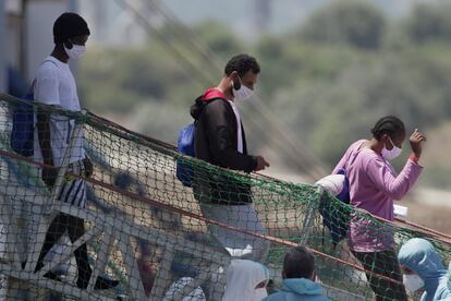 Migrantes desembarcando del  'Geo Barents' en el puerto siciliano de Augusta antes de pasar al barco de cuarentena 'Aurelia'.