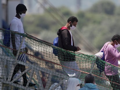 Migrantes desembarcando del  'Geo Barents' en el puerto siciliano de Augusta antes de pasar al barco de cuarentena 'Aurelia'.