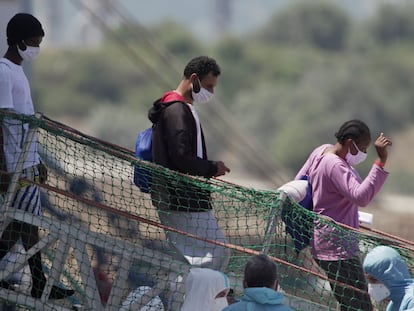 Migrantes desembarcando del  'Geo Barents' en el puerto siciliano de Augusta antes de pasar al barco de cuarentena 'Aurelia'.