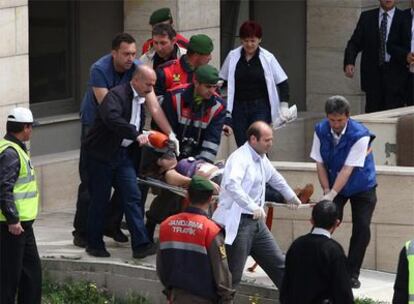 Los servicios de emergencias sacan a la mujer que pensaba atentar contra el antiguo ministro de Justicia de Turquía en la universidad de Ankara.