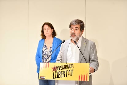 El secretario general de Junts y expresidente de la ANC, Jordi Sànchez, con la actual presidenta de la organización, Elisenda Paluzie, este lunes.