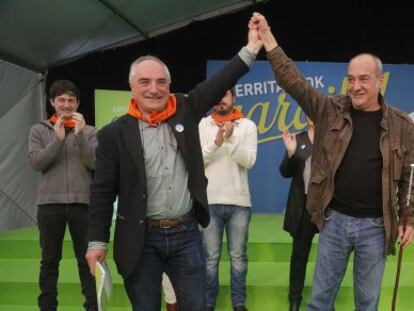 Xabier Olano alza el brazo de Martin Garitano este domingo en el acto electoral celebrado en San Sebastián. 
