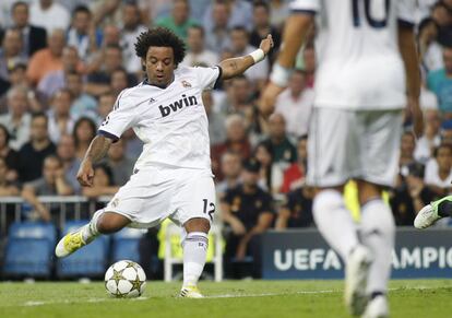 marcelo golpea el balón para conseguir el empate a un gol.