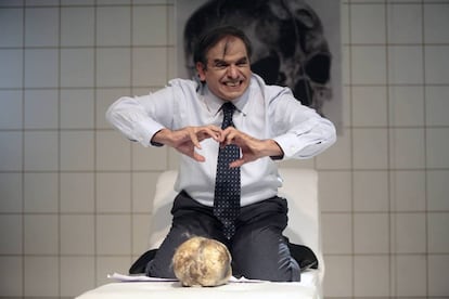 Héctor Manrique interpreta al psiquiatra Edmundo Chirinos.