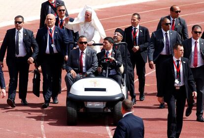 El Papa saluda al público congregado en el estadio.