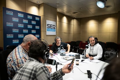 Sique Rodrigues (Izq.) y Lluís Flaquer durante el directo del programa de deportes 'Què t'hi jugues? de SER Catalunya.