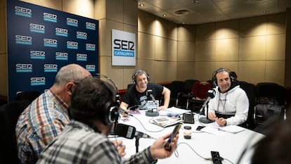 Sique Rodrigues (Izq.) y Lluís Flaquer durante el directo del programa de deportes 'Què t'hi jugues? de SER Catalunya.