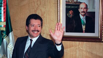 Luis Donaldo Colosio saluda después de ser nombrado candidato presidencial del PRI, 28 de noviembre de 1993.