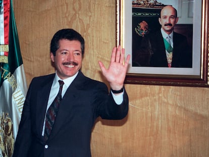 Luis Donaldo Colosio saluda después de ser nombrado candidato presidencial del PRI, 28 de noviembre de 1993.