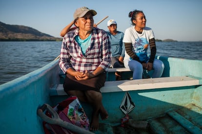 El grupo de mujeres de la cooperativa vuelven en lancha después de trabajar en una de las actividades de recuperación del ecosistema de la laguna Pastoría, donde pescan.