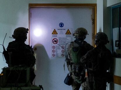 Soldados israelíes en el interior del hospital Al Shifa.
