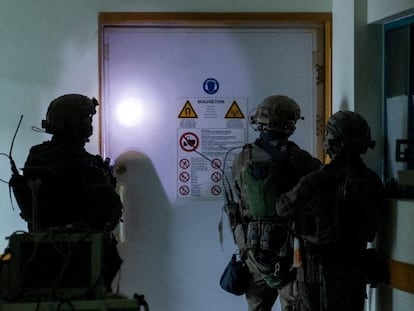 Soldados israelíes en el interior del hospital Al Shifa.