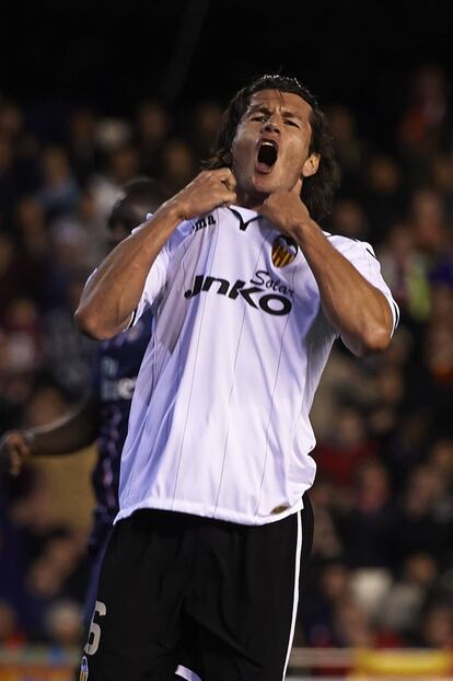 El delantero paraguayo del Valencia Nelson Haedo Valdez (29 años) jugó por primera vez en el fútbol español en la temporada 2010/2011 cuando el Hércules lo compró al Borussia Dortmund. La temporada siguiente el paraguayo jugó en las filas del Rubin Kazan, que lo cedió en verano del 2012 al conjunto valenciano. En la imagen, Valdez durante el partido de ida de octavos de final entre el Valencia y el PSG, el pasado 11 de febrero.