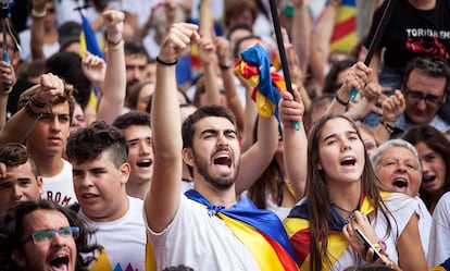 Jóvenes durante la celebración de la Diada por las calles de Barcelona.