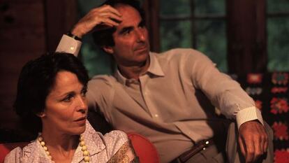 La actriz Claire Bloom y el escritor Philip Roth, en la casa de Connecticut en 1983.