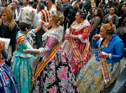 Falleras en la plaza de Manises de Valencia.