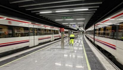 Un empleado, en los andenes de la estación de Sants, en Barcelona