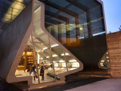 "La arquitectura sólo tendrá importancia cuando los particulares apuesten por el riesgo". La frase de la arquitecta Zaha Hadid animó a María José López de Heredia a encargarle la tienda de su bodega en Haro.