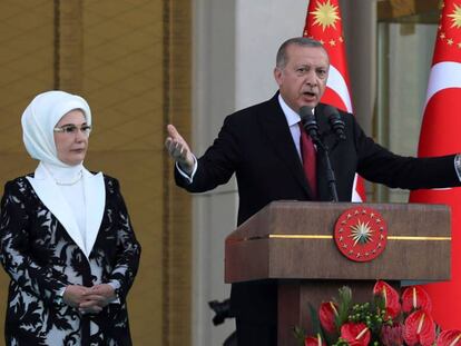 El presidente turco Recep Tayyip Erdogan, junto a su esposa, en la ceremonia de este lunes en Ankara, Turquía. 