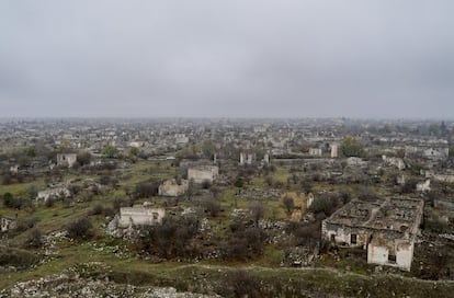 Agdam tenía 40.000 habitantes, en su mayoría azeríes, que fueron expulsados cuando las fuerzas armenias tomaron el control de la ciudad en 1993. Sus casas fueron destruidas para reconstruir los edificios de las localidades armenias de Nagorno Karabaj y Agdam se convirtió en una ciudad fantasma. Tras recuperar el control en la nueva guerra, Azerbaiyán pretende reconstruirla para alojar a sus antiguos habitantes.