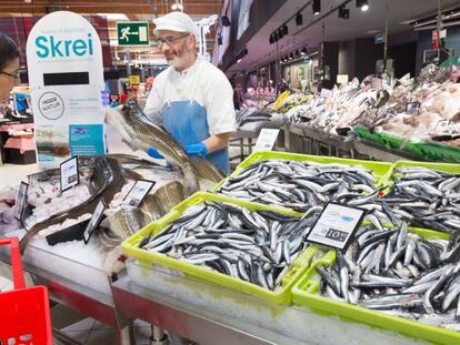 Un empleado trabaja en la pescader&iacute;a de Eroski, cadena de supermercados que ha impulsado las contrataciones de mayores de 55 a&ntilde;os. 